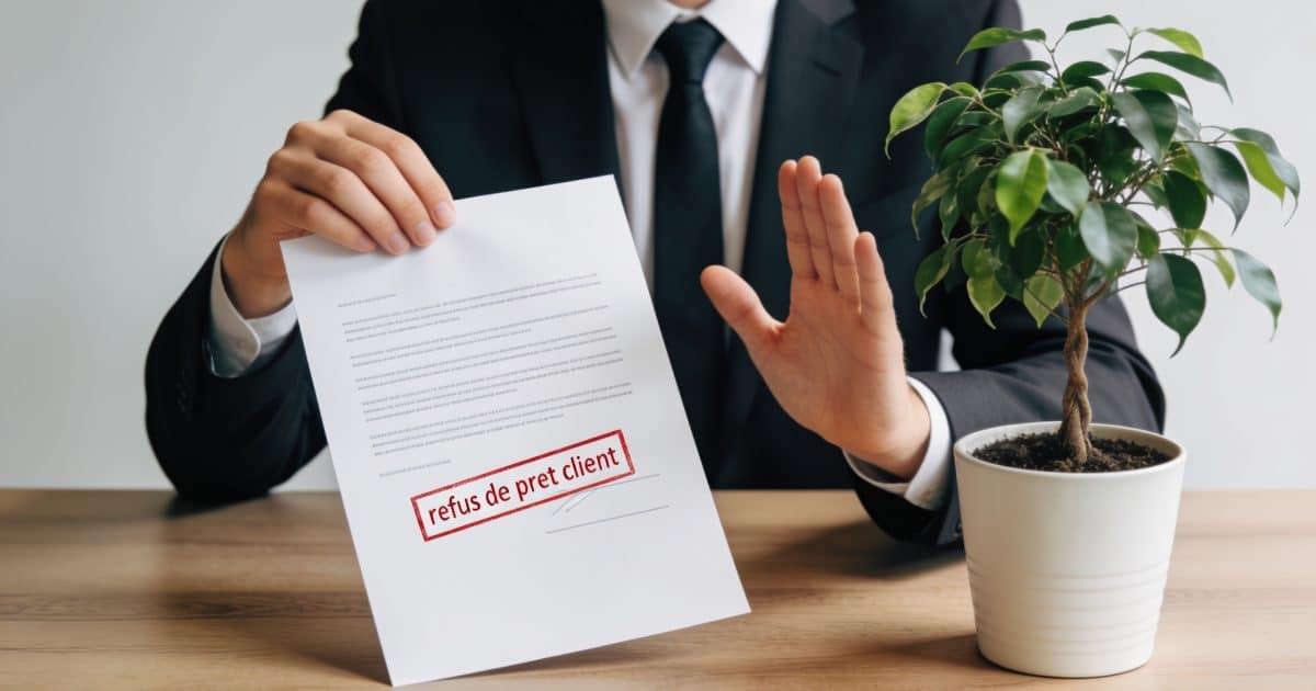 conseiller bancaire montre un refus de pret client