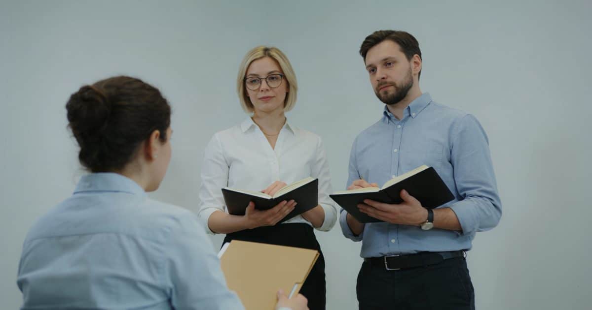 Employe recu assis face a deux responsables