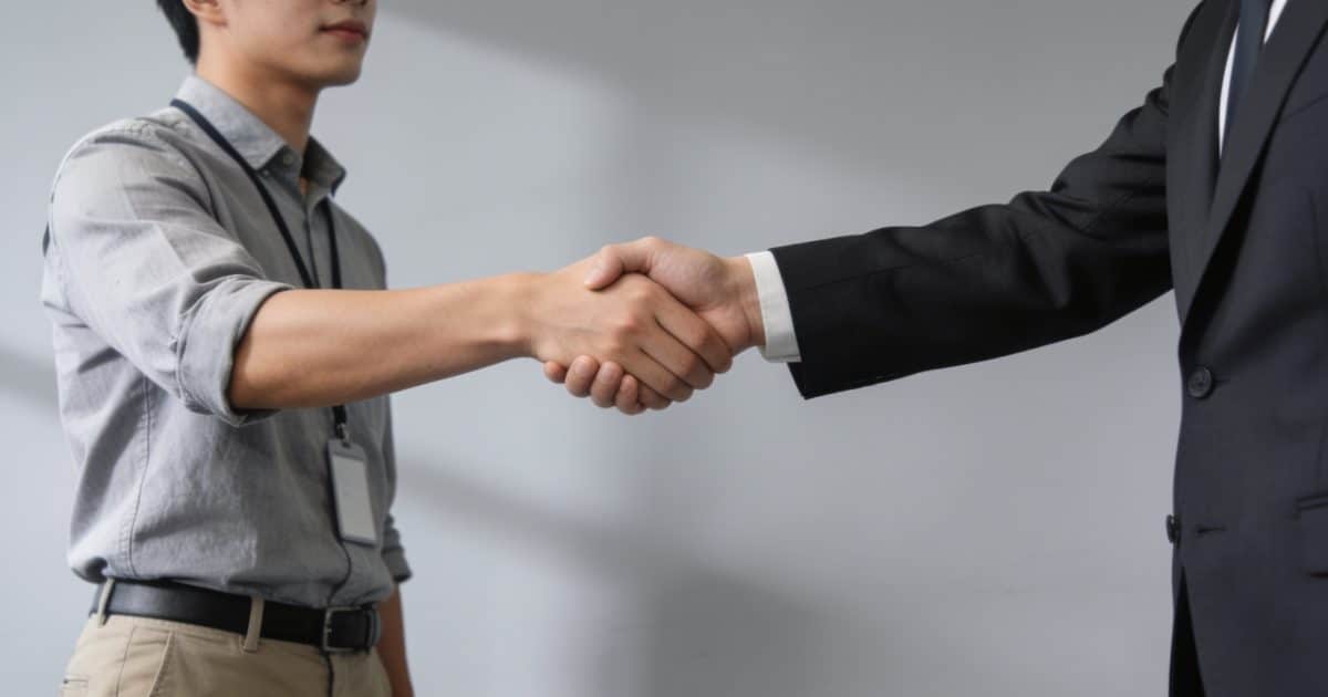 Jeune employe serre la main du responsable RH