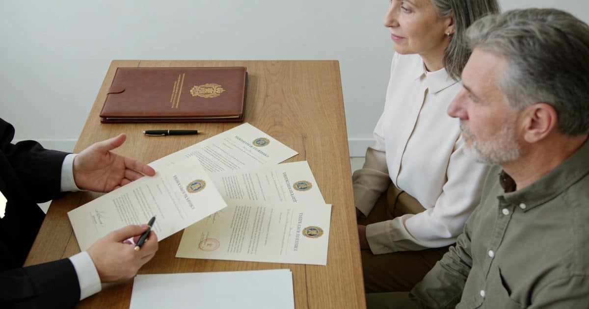 Notaire expliquant documents d heritage a couple age