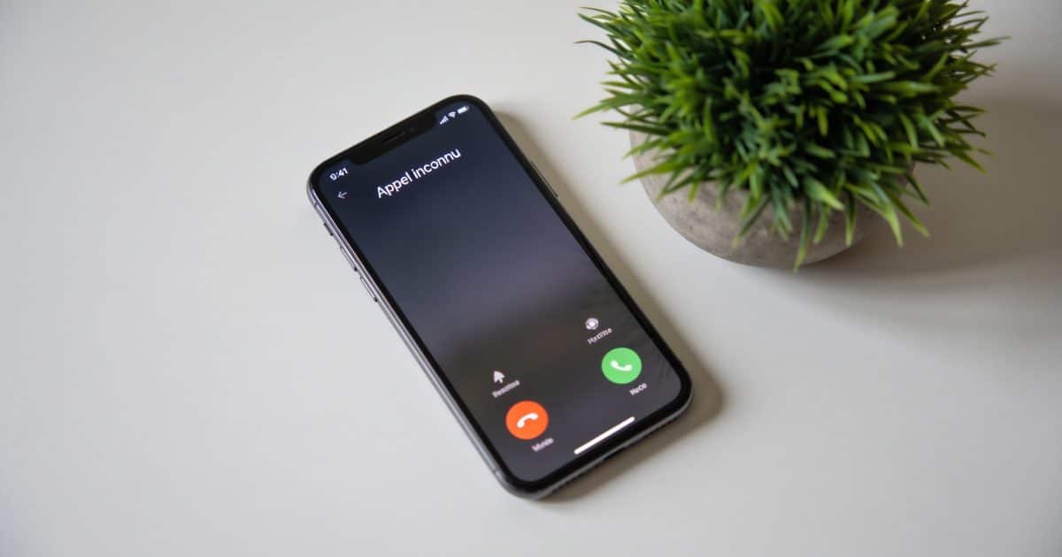 Smartphone affiche appel inconnu sur ecran lumineux