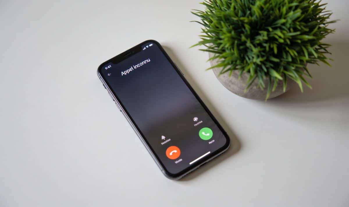 Smartphone affiche appel inconnu sur ecran lumineux