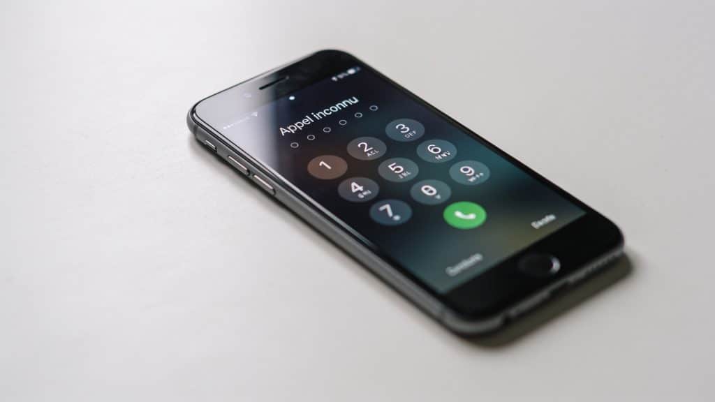 Smartphone affichant appel inconnu avec numero suspect