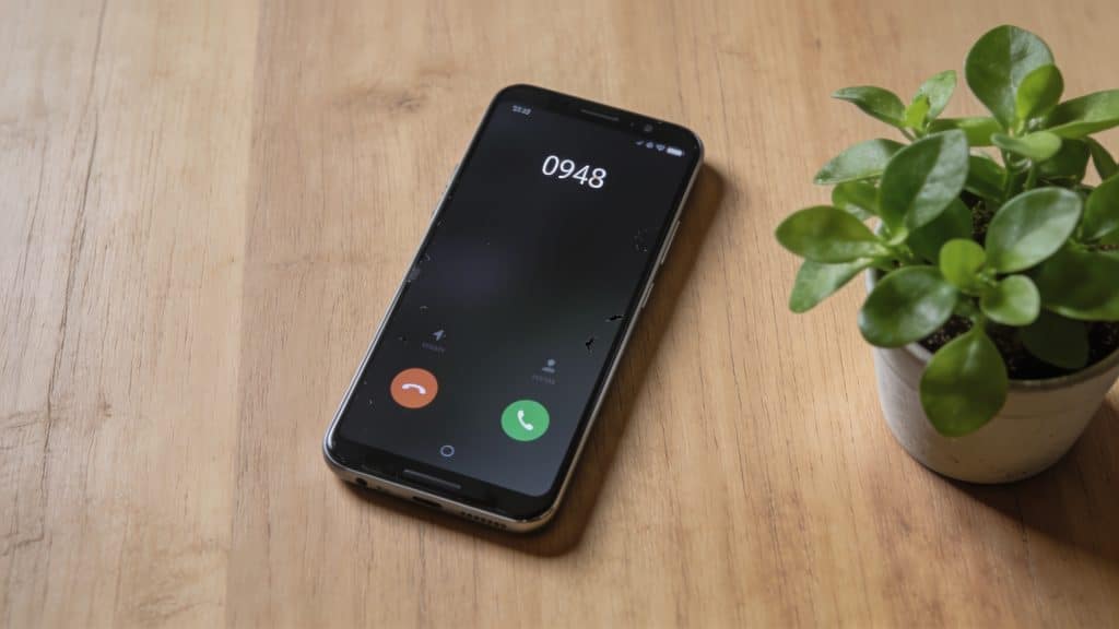 Smartphone affichant un appel inconnu prefixe 0948