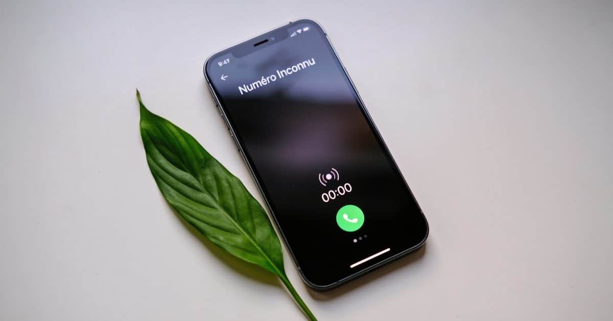 smartphone affiche numero inconnu appels entrants insistants