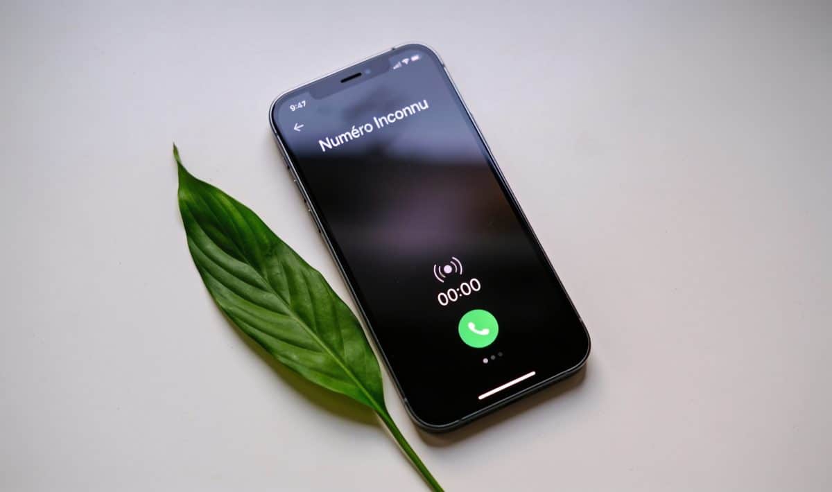 smartphone affiche numero inconnu appels entrants insistants