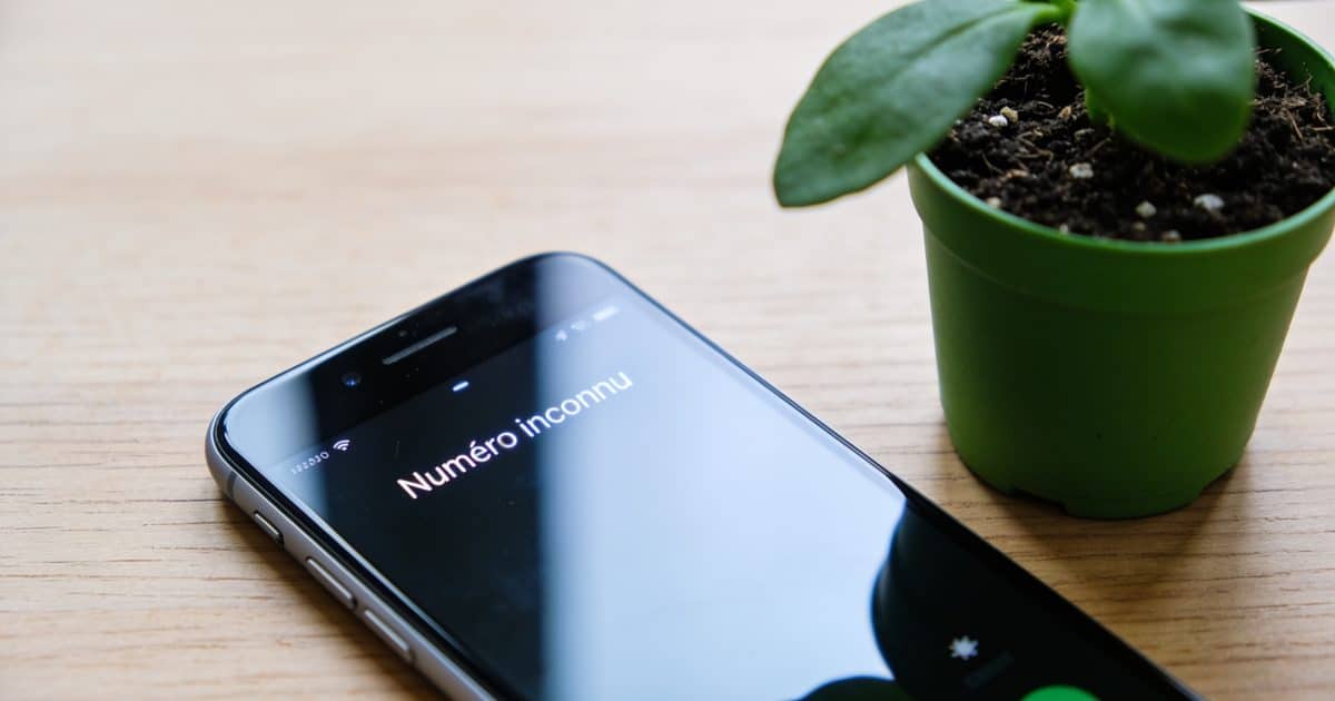Smartphone affichant un numero inconnu sur ecran