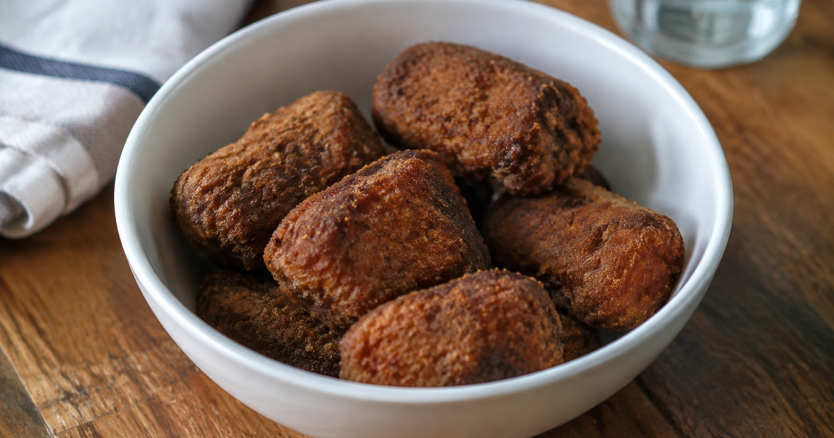 Bol blanc garni croquettes brunes prets manger
