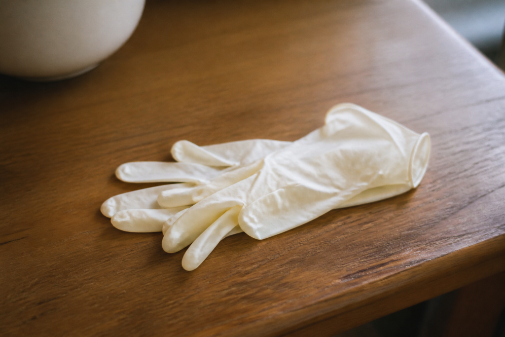 Gants en latex posés sur une table en bois